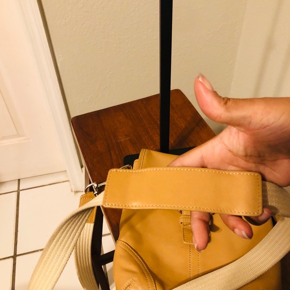This is a vintage Coach Soho shoulder bag in tan leather. - Picture 5 of 9